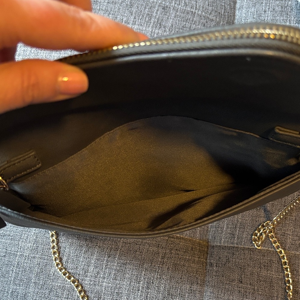 Elegant Black Leather Shoulder Bag - Picture 6 of 7
